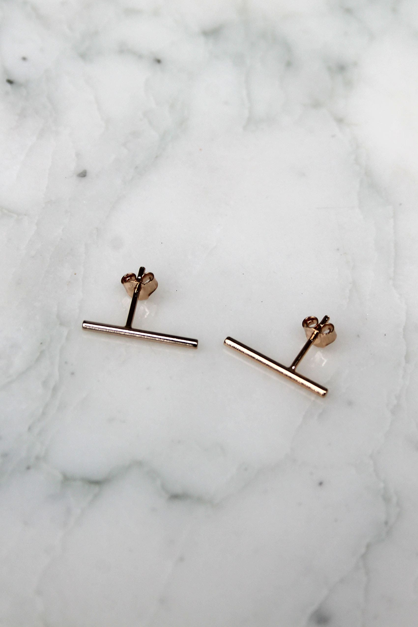 Puces d&rsquo;oreilles barre minimaliste en plaqué or