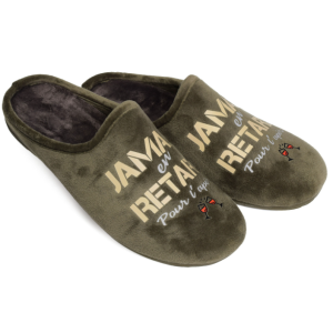 Mule chaude homme Semelle souple légèrement compensée Message humoristique sur fond kaki « JAMAIS EN RETARD POUR L&rsquo;APERO » LA MAISON DE L&rsquo;ESPADRILLE Coloris vert