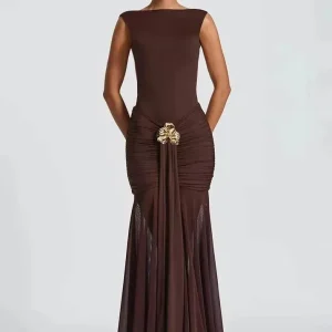 Robe de soirée drapée avec broche