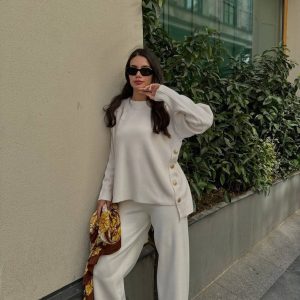 Ensemble chic en maille à boutons dorés