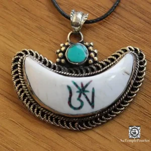 "Crescent Om" - Collier avec Pendentif Mantra et Turquoise