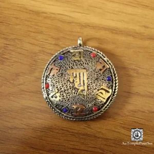 "Écho du Cosmos" - Pendentif en Laiton avec Mantra Om