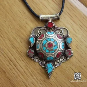 "Floraison d'Éveil" - Collier Pendentif Fleur en Laiton avec Turquoise et Corail