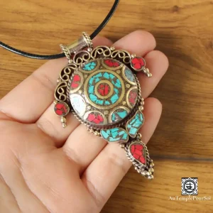 "Harmonie Précieuse" - Pendentif Tortue en Laiton avec Turquoise et Corail Rouge